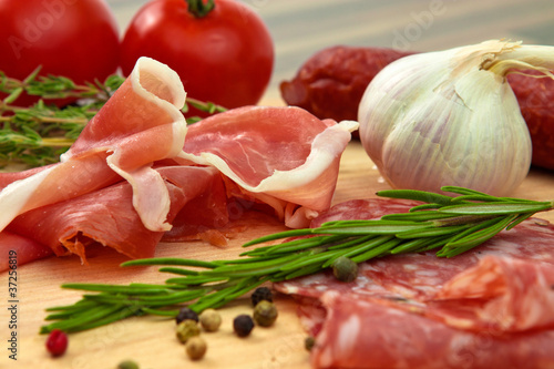 Schinken und Salami auf einem Brettchen