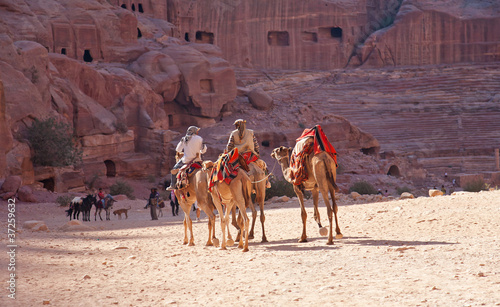 Groupe de bédouins à dos de chameaux, à Pétra, Jordanie. © CBH