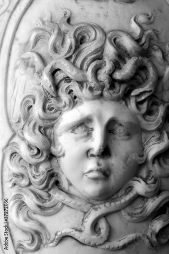 scultura della testa del mostro mitologico Medusa