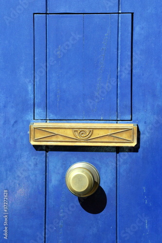 porta blu con buca delle lettere photo