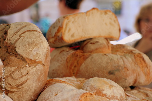 Pagnotte sul banco del panificio