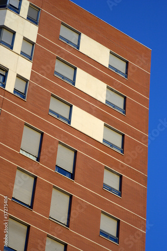 facciata di un moderno edificio abitativo contro il cielo blu