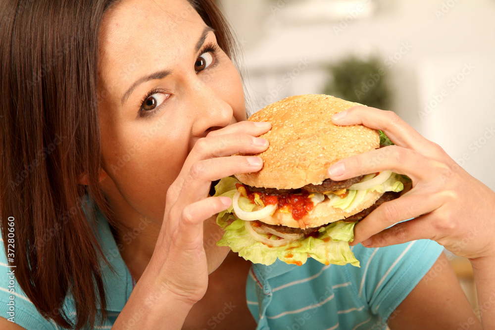 Frau beim Burger Essen