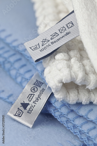 Textiletiketten aus Baumwolle und Polyester mit offiziellen Pflegesymbolen und Waschanleitung für Kleidung