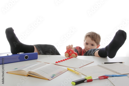 enfant garçon jouant pendant ses devoirs photo