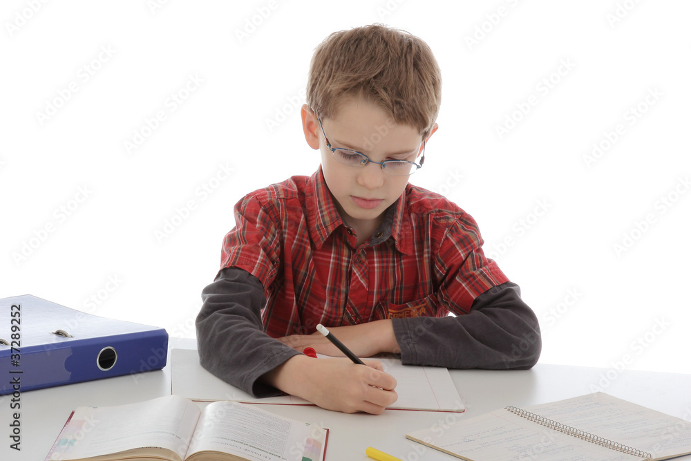 enfant portant lunettes faisant devoirs enfant portant lunettes faisant devoirs
