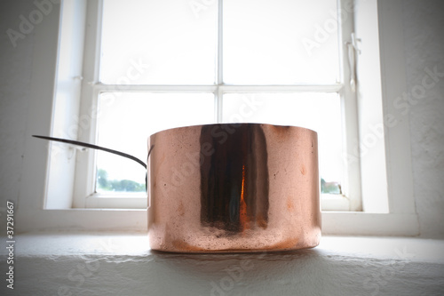 Φωτογραφία Copper pot on the window frame in the kitchen