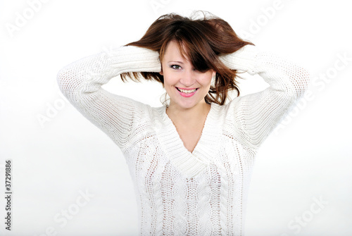 портрет молодой красивой девушки на белом фоне в белом свитере