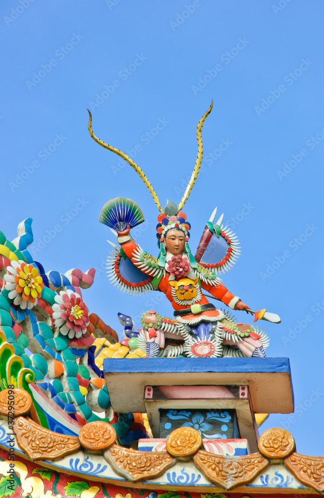 Fototapeta premium Chinese god sculpture on temple roof