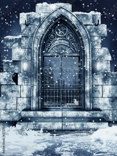 Ruiny cmentarnej bramy przykryte śniegiem