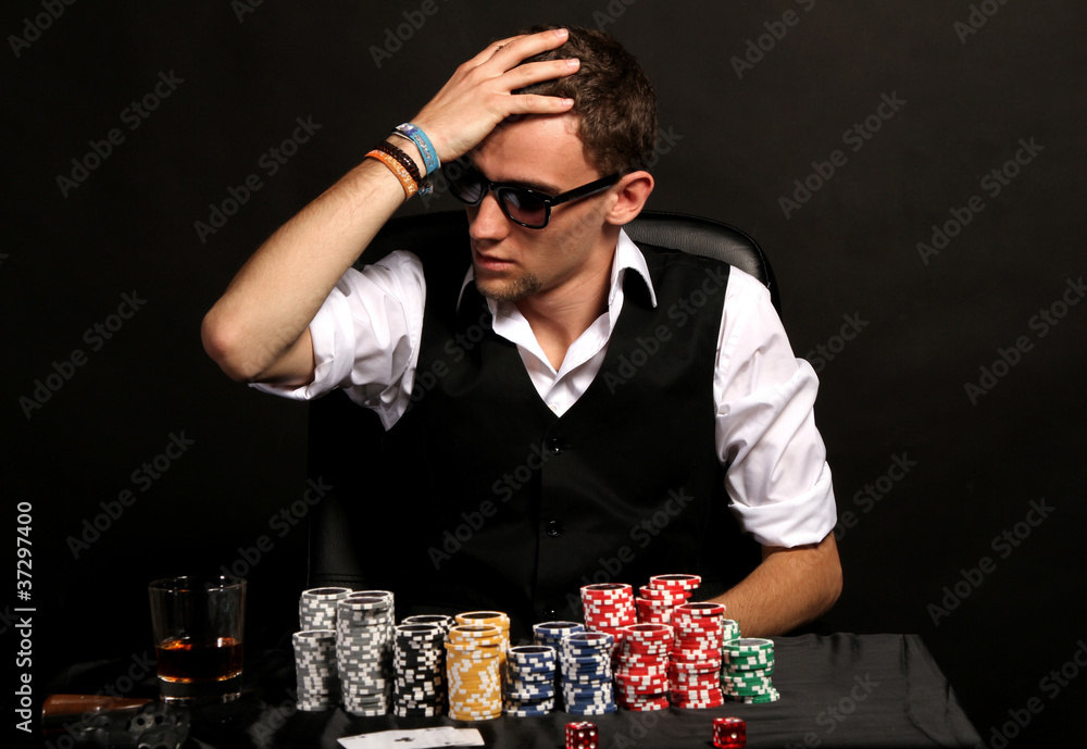 Mann beim Pokern Mann beim Pokern
