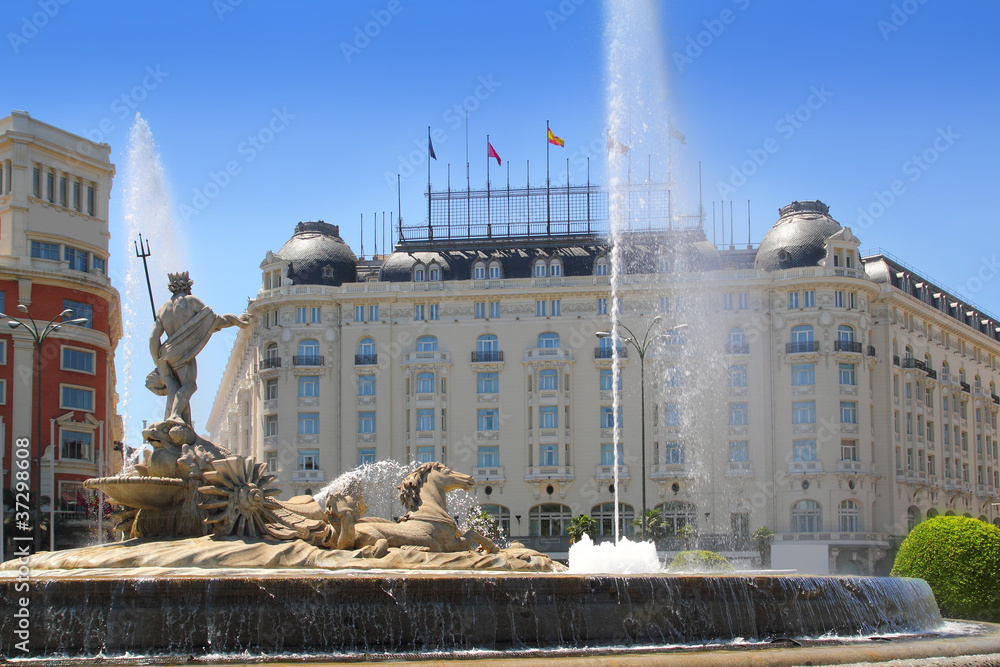 Obraz premium Madrid Neptuno fountain in Paseo de la Castellana