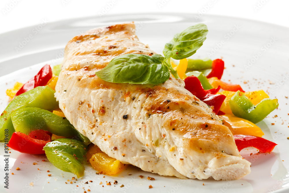 Grilled turkey fillet and vegetables