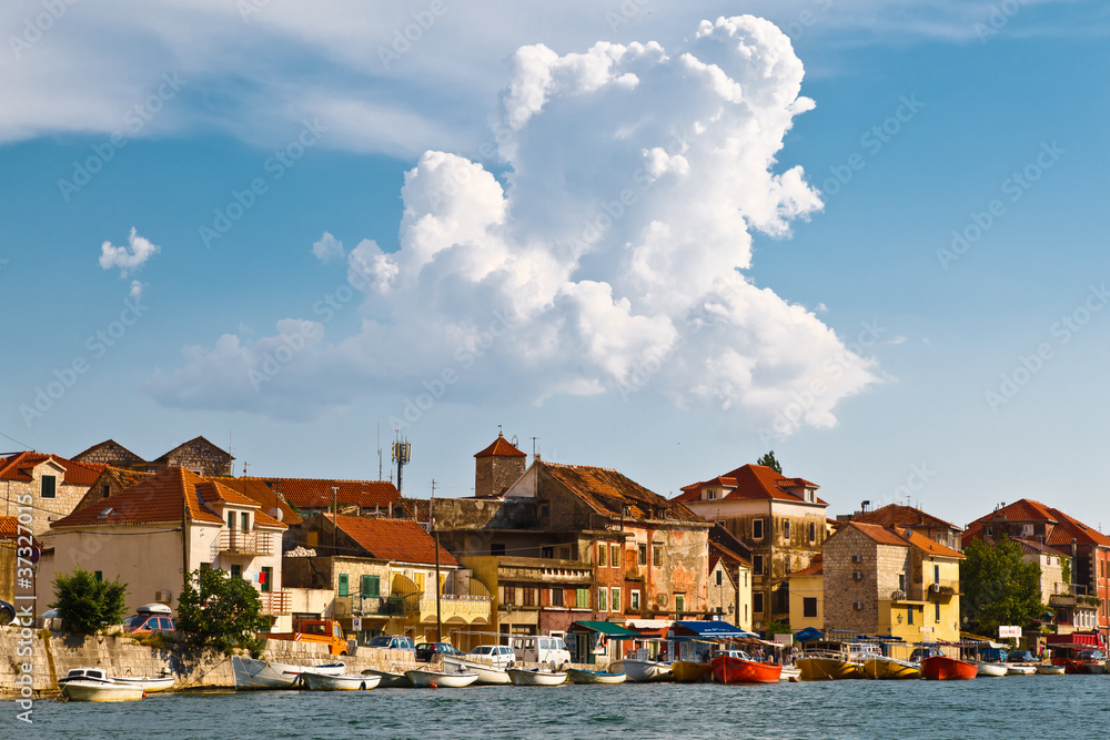 Obraz premium Medieval City of Omis on the River Bank in Croatia