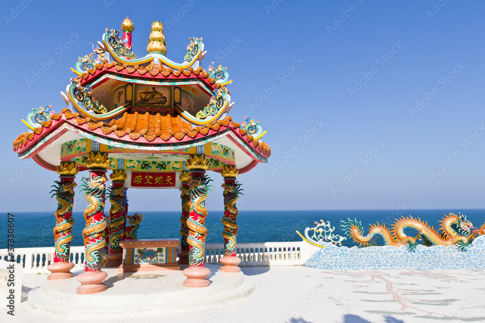 Obraz premium dragon pavilion against blue sky in chinese temple