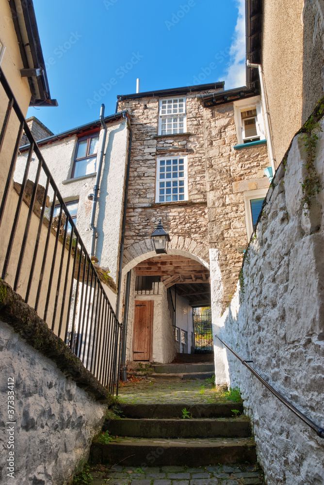 Obraz premium A flight of steps and an archway in Kendal