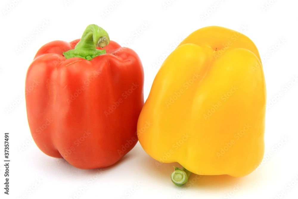 poivrons rouge et jaune sur fond blanc poivrons rouge et jaune sur fond blanc