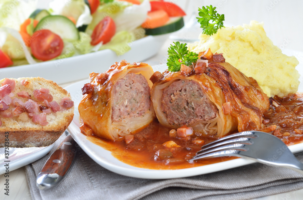Kohlroulade mit Kartoffelpüree und Speck-Zwiebelsauce Kohlroulade mit Kartoffelpüree und Speck-Zwiebelsauce