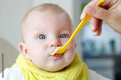 Baby beim Essen | Nahrung | sRGB photo