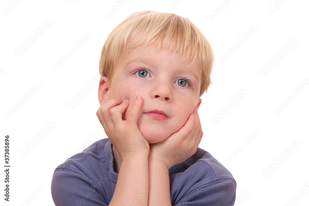 Portrait eines kleinen träumenden Jungens Portrait eines kleinen träumenden Jungens