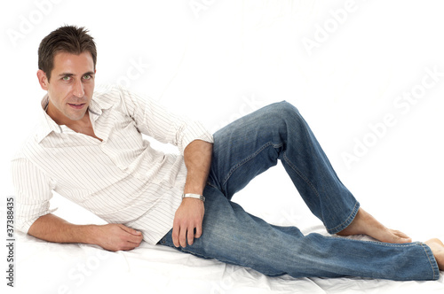Homme en chemise blanche allongé sur le sol