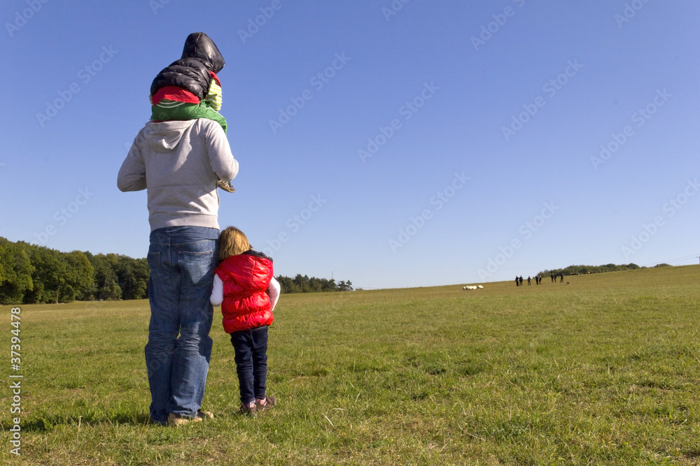 Vater und seine Kinder beobachten eine Schafherde Vater und seine Kinder beobachten eine Schafherde