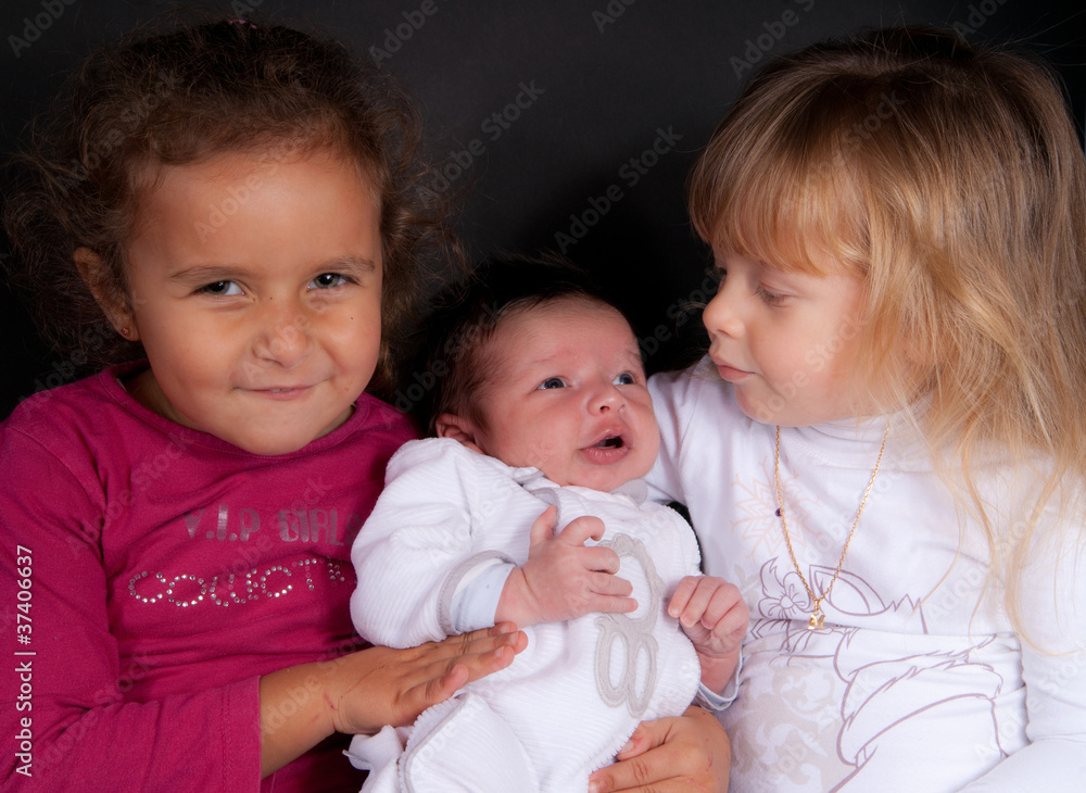 deux fillettes et leur petit frère deux fillettes et leur petit frère
