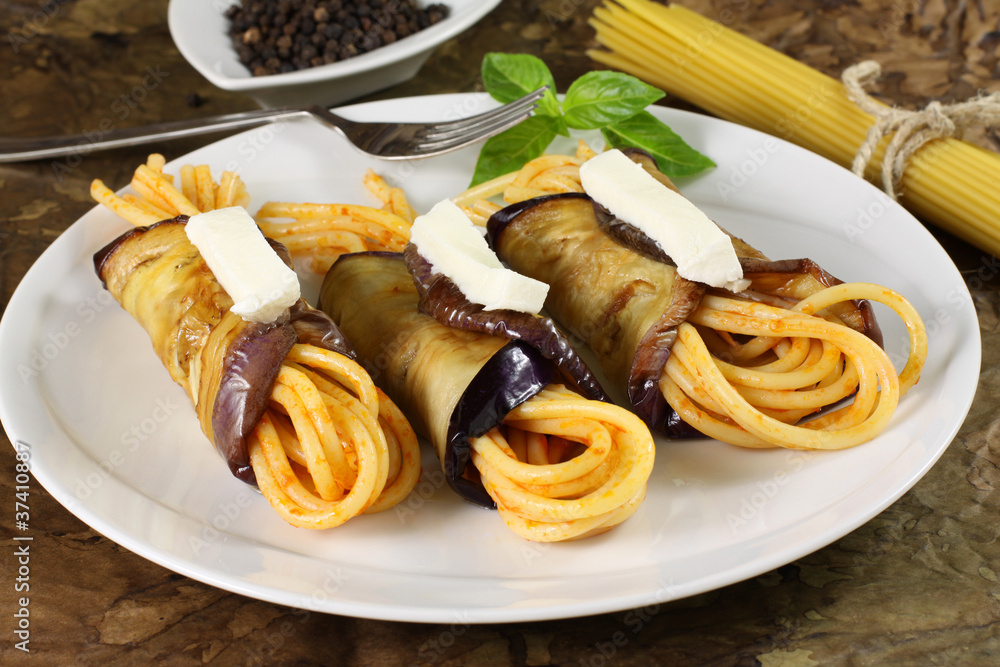 Pasta con involtini di melanzane - Pasta with eggplant rolls