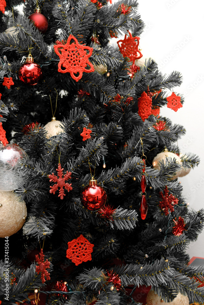 Foto Stock albero di Natale in bianco e nero con decorazioni rosse | Adobe  Stock