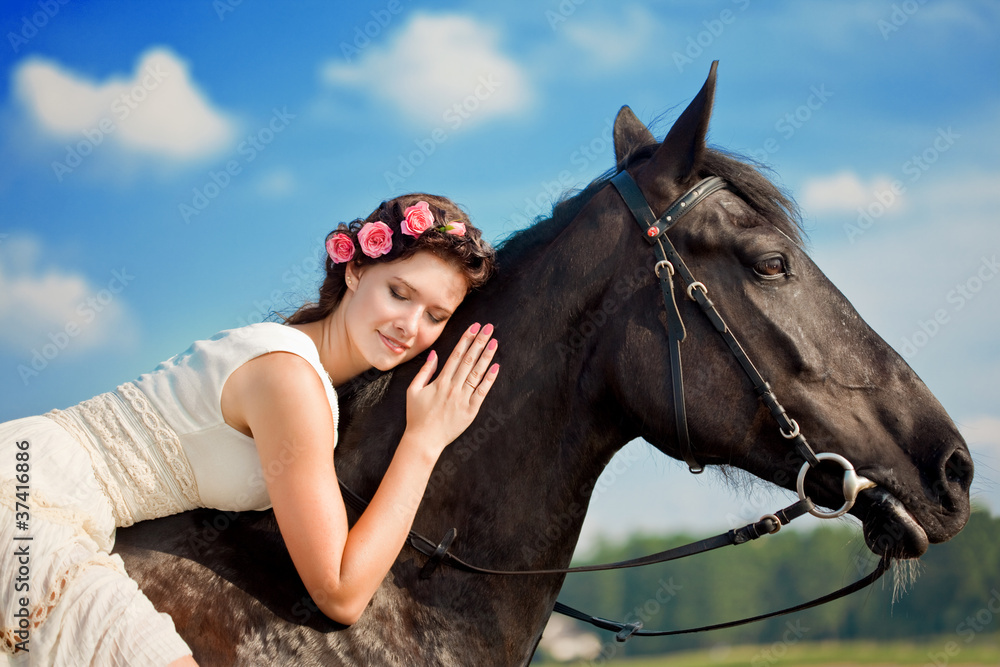 Obraz premium Woman on a horse by the sea