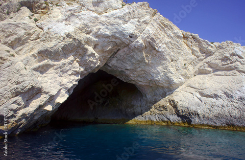 jaskinia i skały na klifowym wybrzeżu, wyspa Zakynthos, Grecja