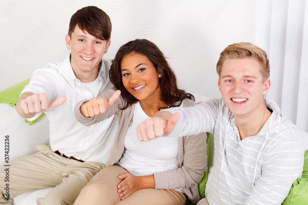 junge motivierte leute zeigen daumen hoch junge motivierte leute zeigen daumen hoch