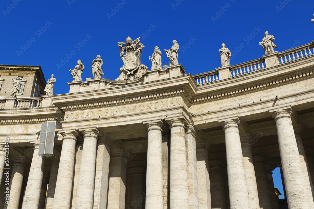 Colonnato del Bernini, Basilica di San Pietro in Vaticano