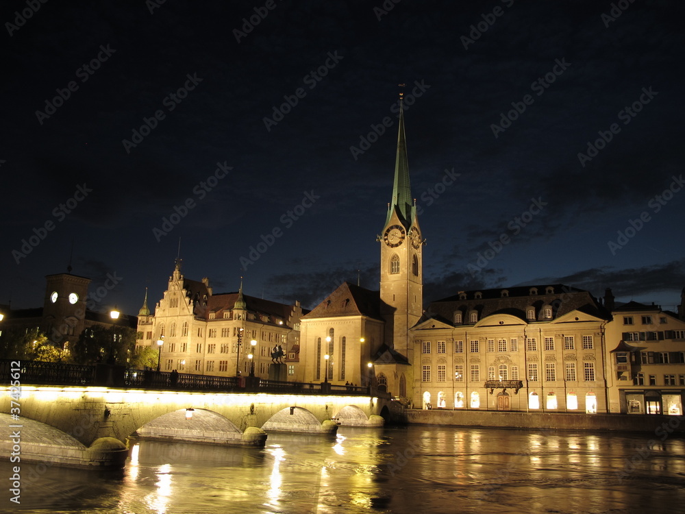 Naklejka premium Zürich by Night, Stadthaus, Fraumünster
