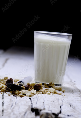 Szklanka mleka i musli owocowe