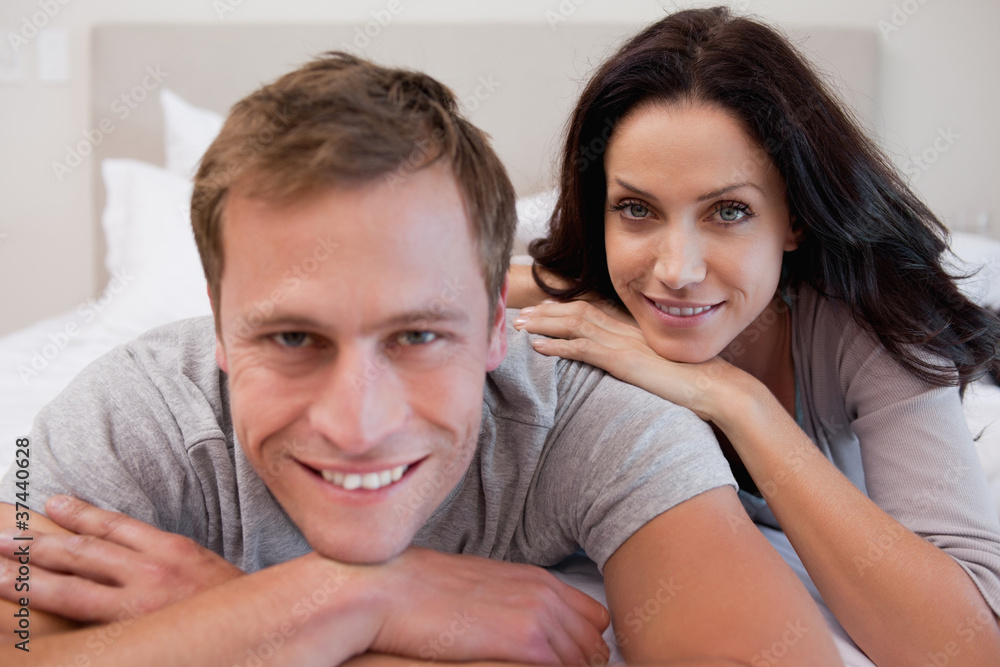 Obraz premium Young couple on the bed together