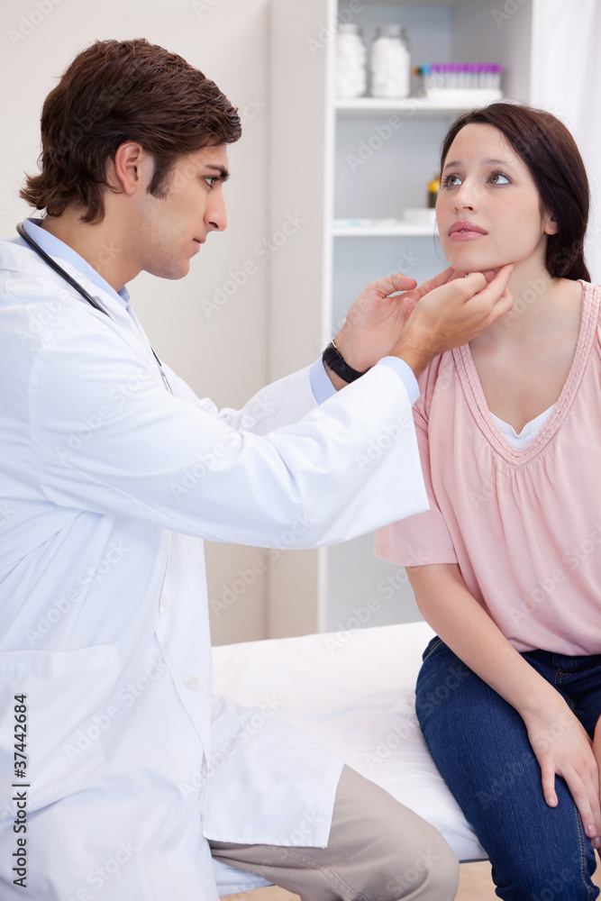 Obraz premium Male doctor examining his patients jaw