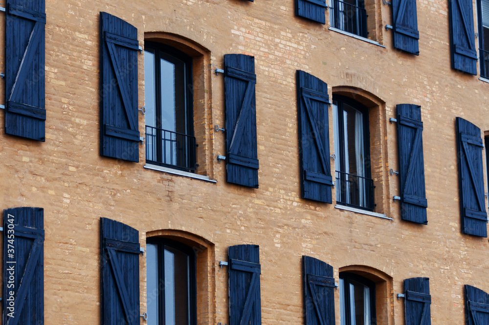 Obraz premium Old building with windows in a row
