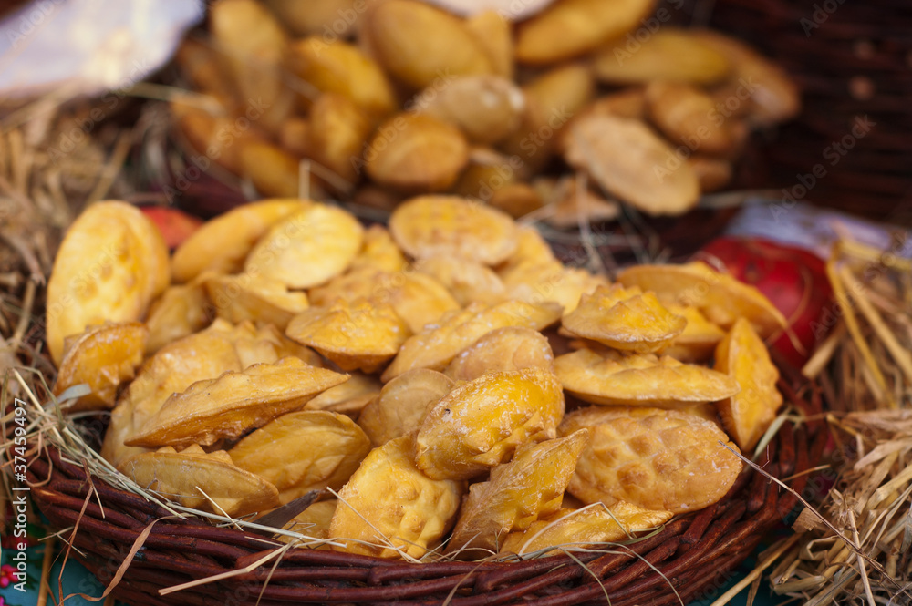 Fototapeta premium serki oscypki w wiklinowym koszyku na starganie