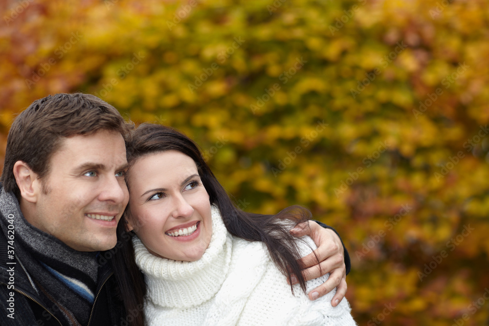 Paar im Herbst denkt nach Paar im Herbst denkt nach