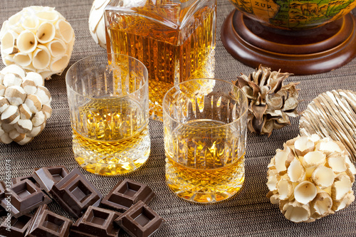 Foto Chocolate and fine scotch whisky in crystal tumblers