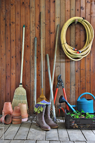 outils du jardinier, entreposé dans l'abris de jardin