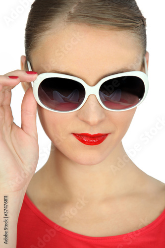 Фотография pretty blonde showing off with sunglasses