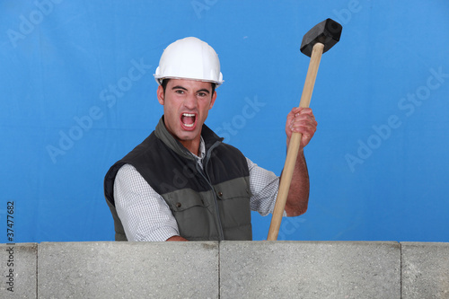 Foto Angry man holding sledge-hammer
