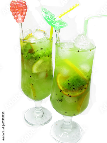 green kiwi and lemon lemonade drinks