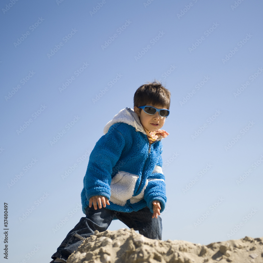 Naklejka premium Exploring kid.