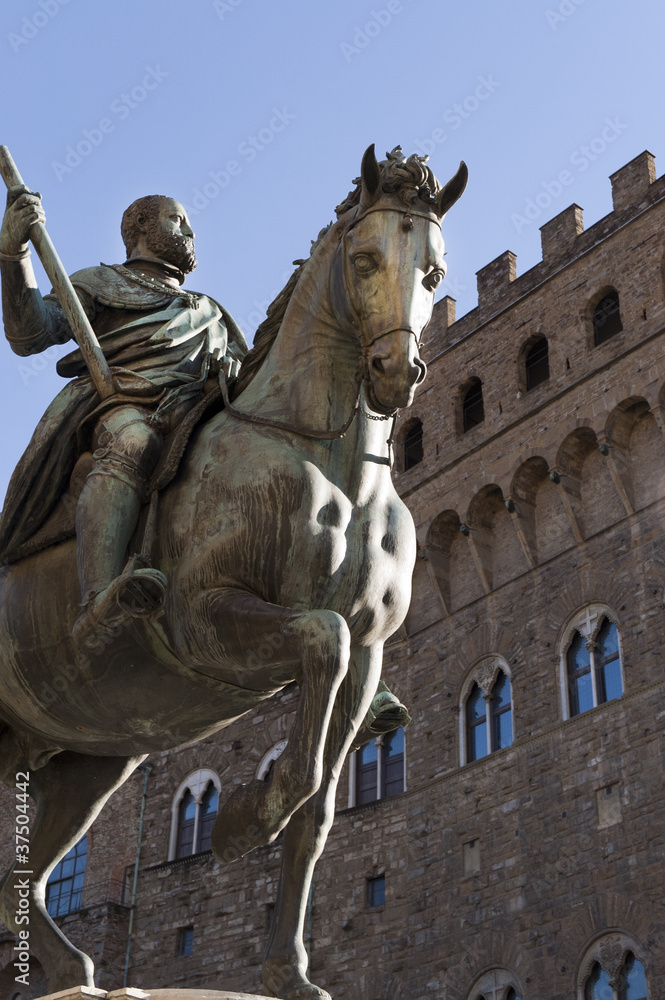 Fototapeta premium Statue of Cosimo Medici at Christmas in Florence Italy