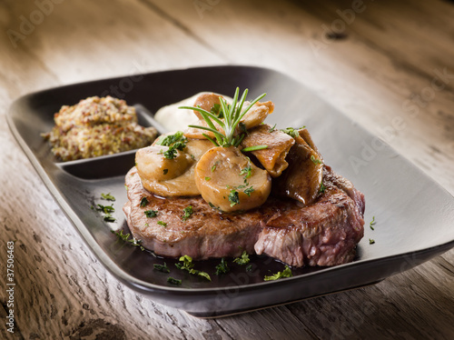 Foto cep mushroom over grilled tenderloin and mustard sauce