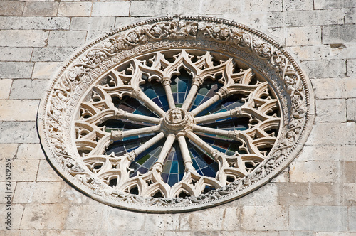 rosone con vetrata colorata