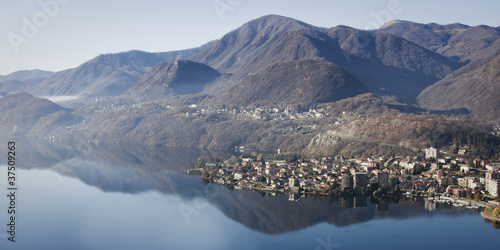 panorama autunnale sul lago d'orta